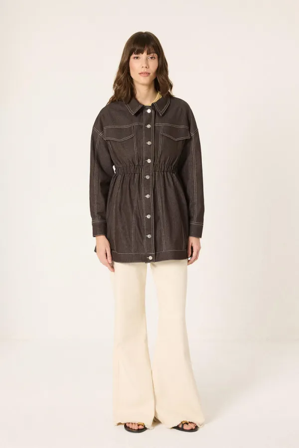 VESTE EN JEAN AVEC DÉTAILS DE SURPIQÛRES