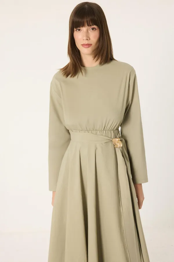 ROBE MAXI ASYMÉTRIQUE AVEC DÉTAIL DE BOUCLE DORÉE