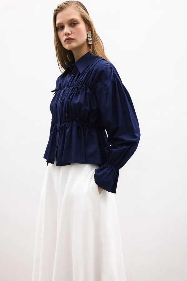 CHEMISE À NŒUD HABILLÉE