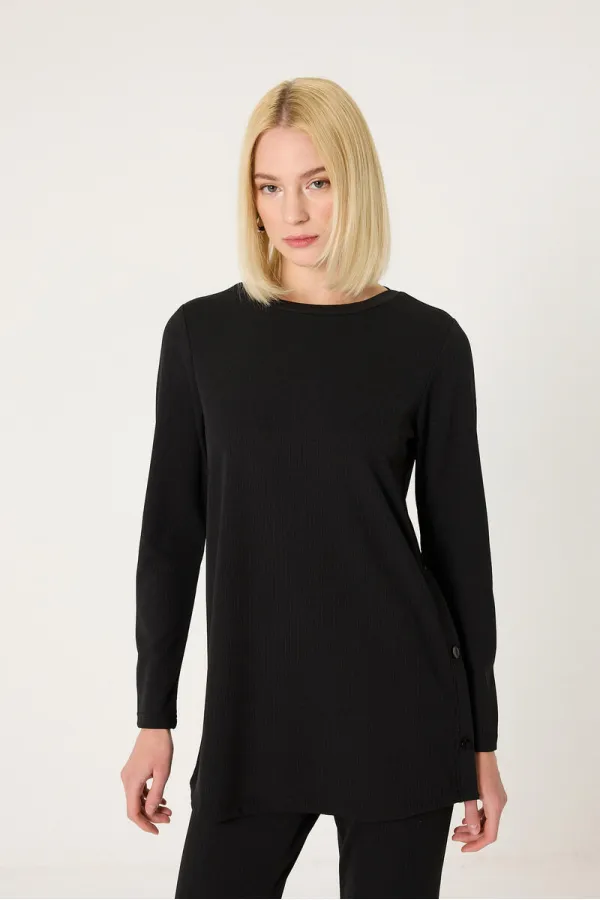 ENSEMBLE TUNIQUE ET PANTALON AVEC DÉTAIL DE BOUTONS-PRESSION