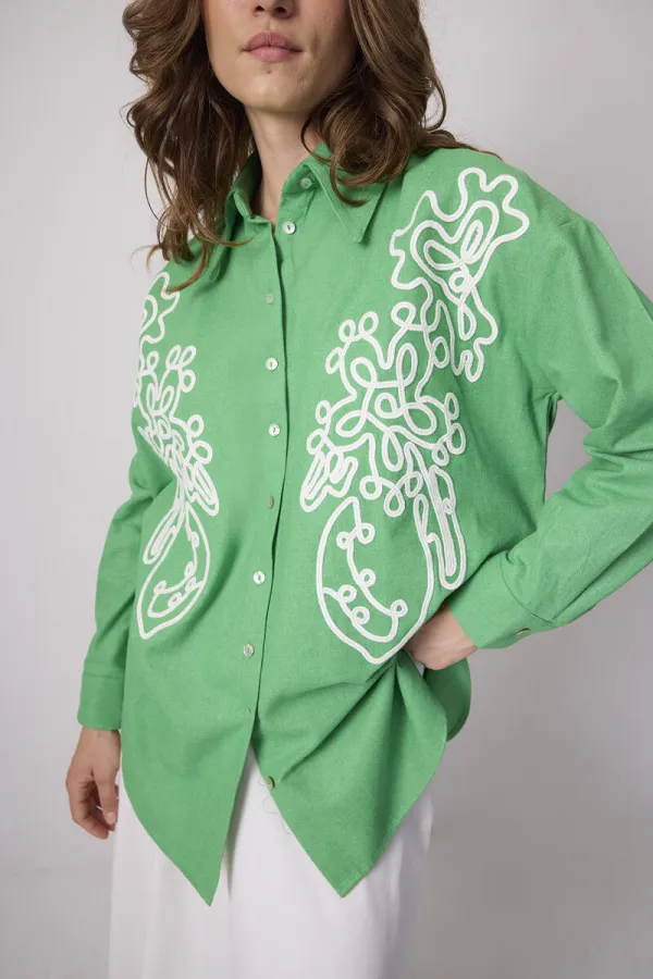 CHEMISE AVEC BRODERIE CONTRASTÉE CHEMISE AVEC BRODERIE CONTRASTÉE