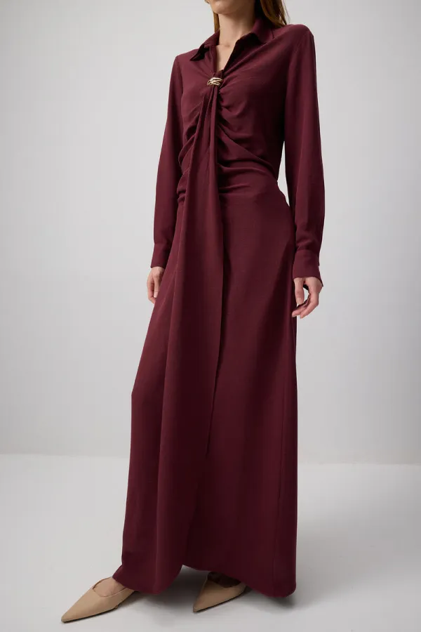 BROŞ DETAYLI BÜZGÜLÜ ELBİSE