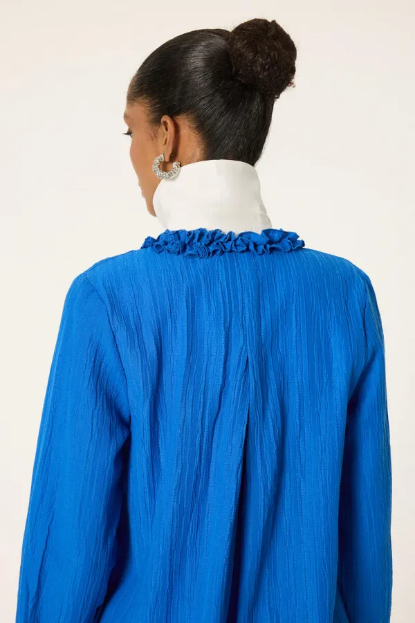 CLEAVAGE COVERING SHIRT COLLAR