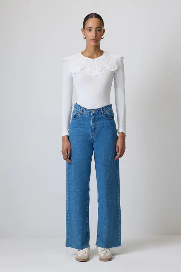 LACE COLLAR AND STUCK BODY