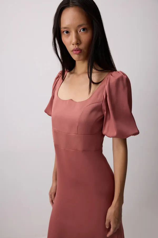 SHORT-SLEEVED DRESS WITH GATHERED SHOULDER