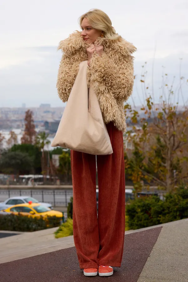 MANTEAU EN FAUSSE FOURRURE