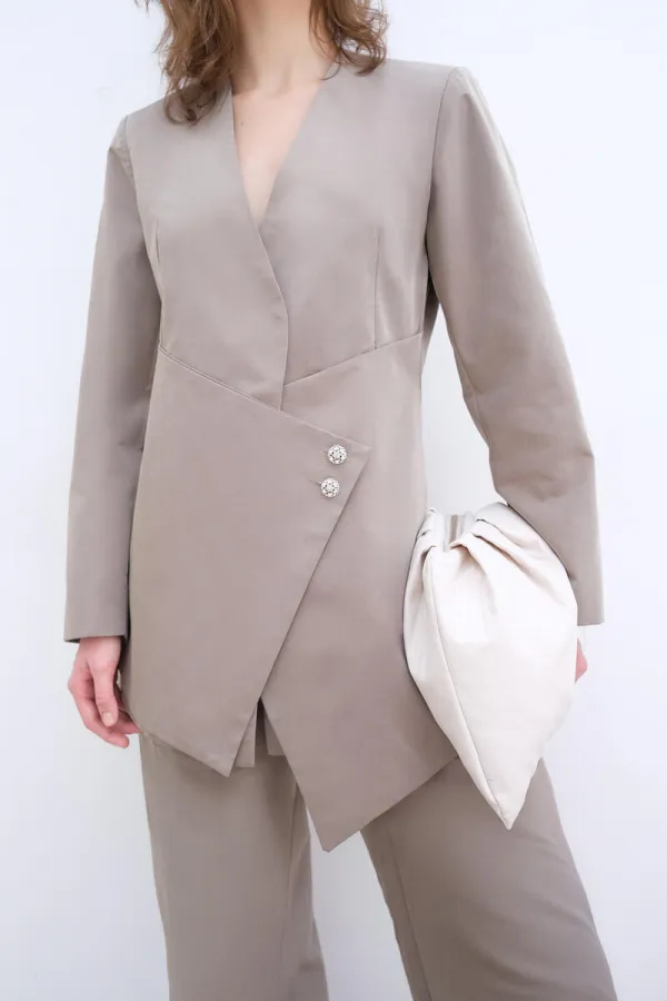 ENSEMBLE VESTE ET PANTALON ASYMÉTRIQUE AVEC DÉTAIL DE BOUTONS