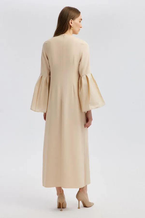 Robe en taffetas avec détails aux manches