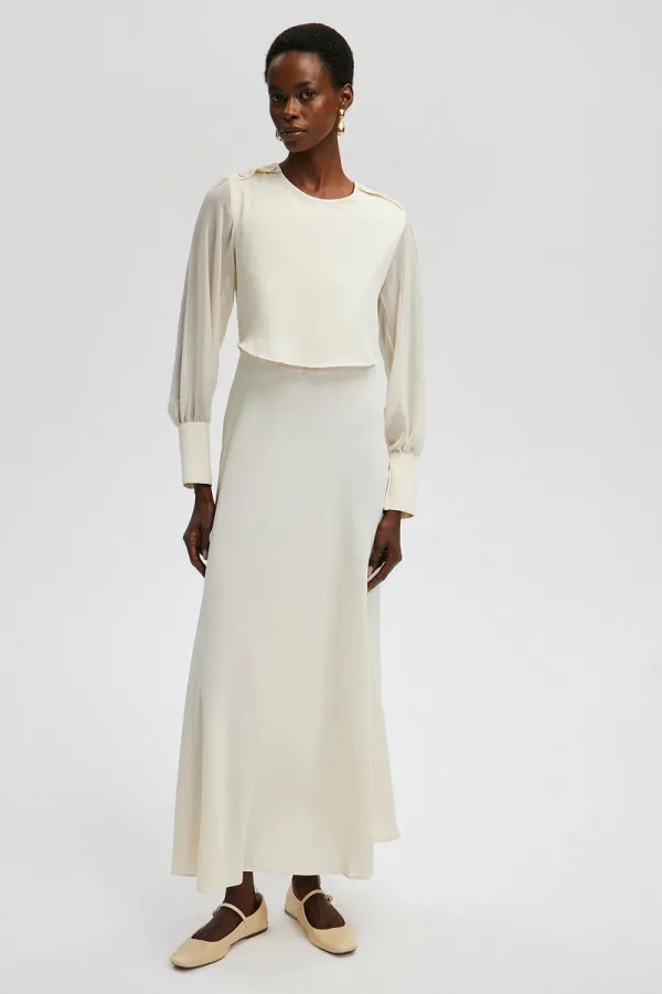 ROBE EN MOUSSELINE AVEC DÉTAILS AUX MANCHES ET CEINTURE À LA TAILLE.