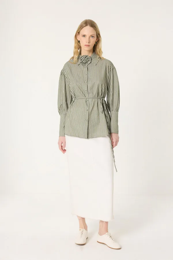 GÜL DETAYLI ÇİZGİLİ GÖMLEK