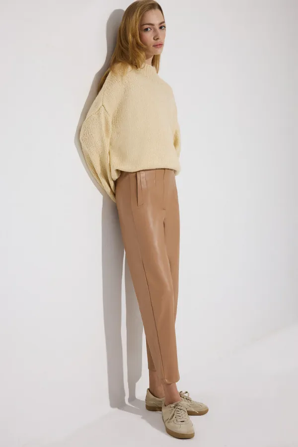 PENSLİ YÜKSEK BEL VEGAN DERİ PANTOLON