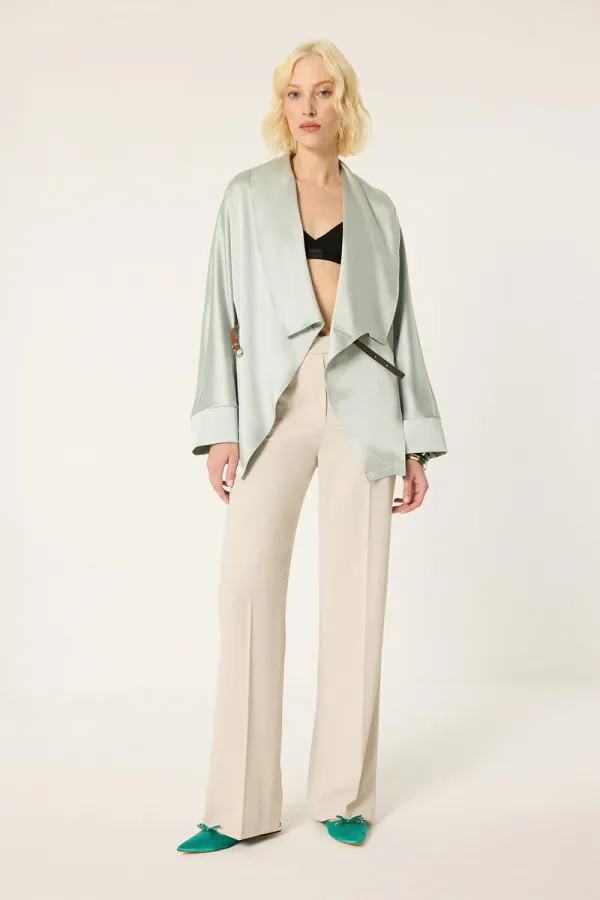 VESTE EN SATIN AVEC CEINTURE EN CUIR