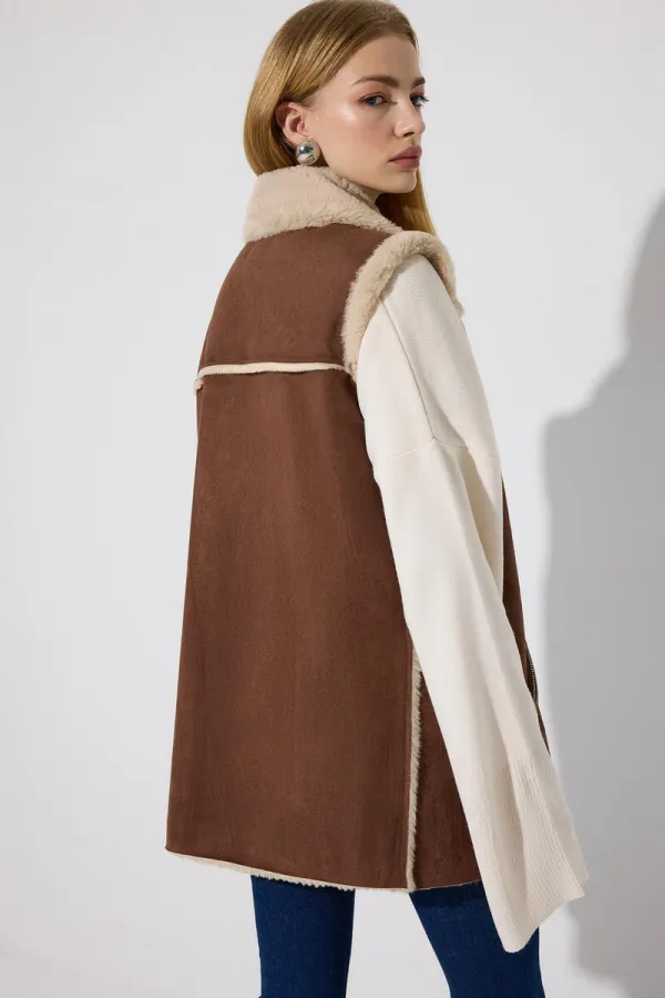 GILET EN PELUCHE À COL CROISÉ GILET EN PELUCHE À COL CROISÉ
