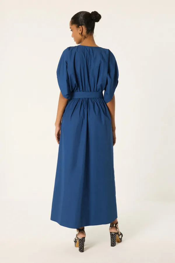 ROBE À COL EN V AVEC CEINTURE ROBE À COL EN V AVEC CEINTURE