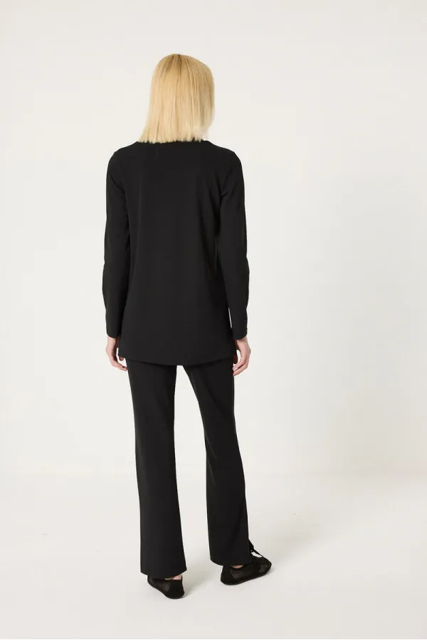 ENSEMBLE TUNIQUE ET PANTALON AVEC DÉTAIL DE BOUTONS-PRESSION