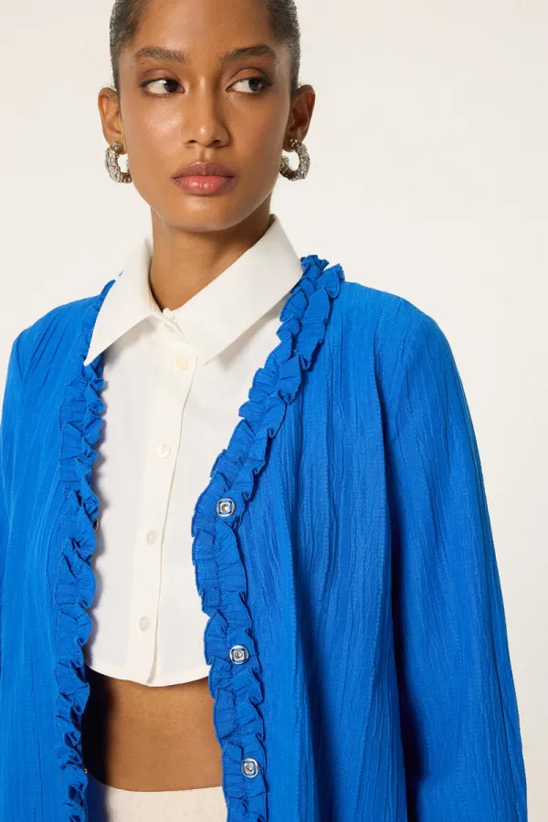 CLEAVAGE COVERING SHIRT COLLAR