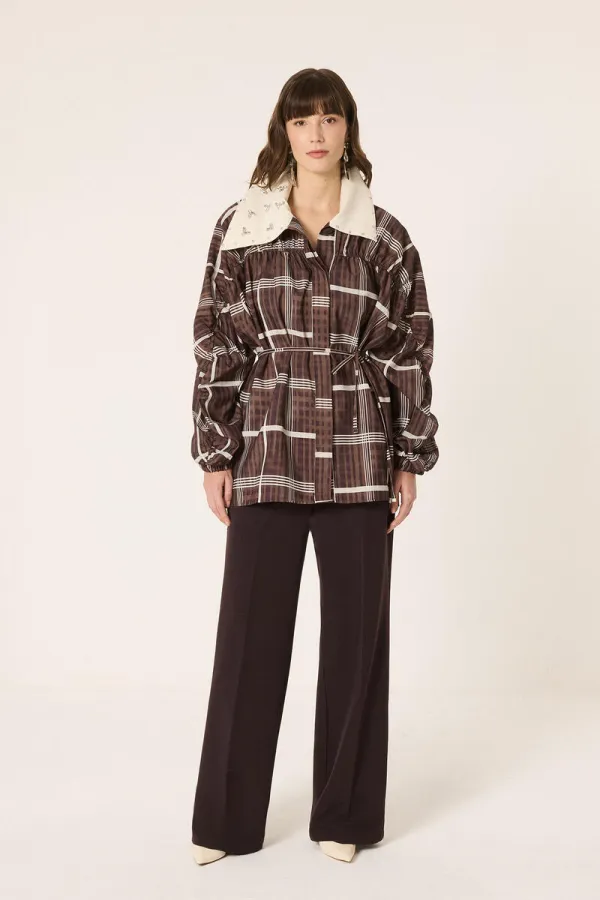 VESTE SURDIMENSIONNÉE AVEC COL ORNÉ DE PIERRES