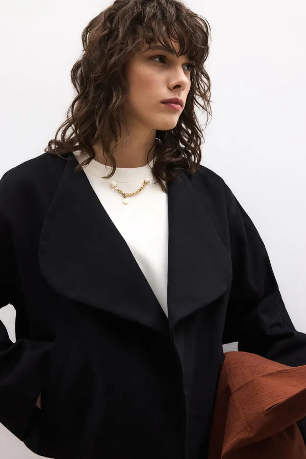 VESTE COURTE À DOUBLE BOUTON