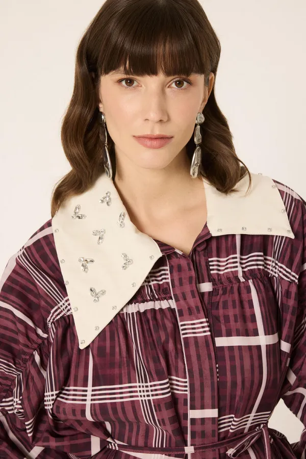 VESTE SURDIMENSIONNÉE AVEC COL ORNÉ DE PIERRES