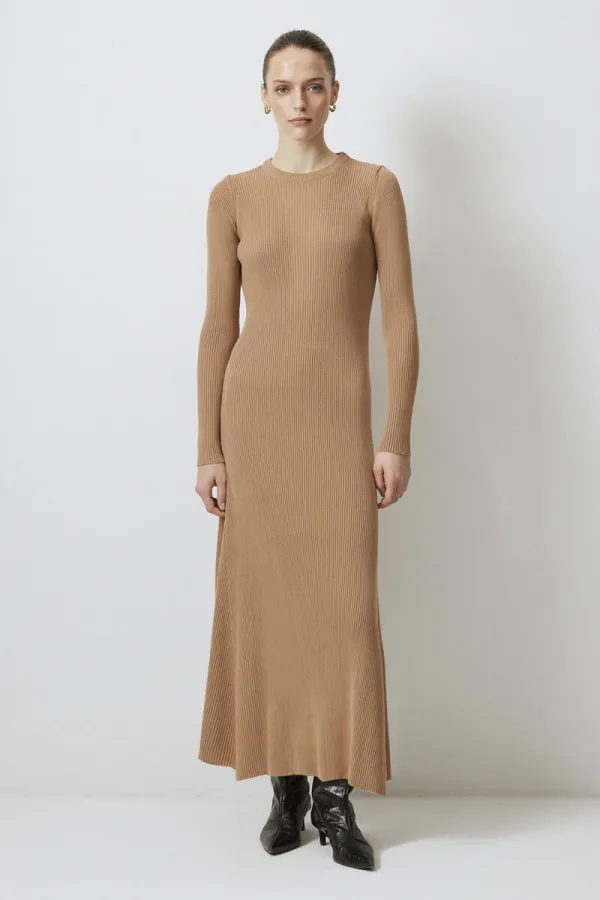 ROBE EN MAILLE À COL ROND CÔTELÉ