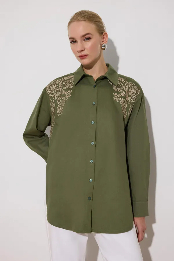 CHEMISE SURDIMENSIONNÉE AVEC BRODERIE SUR LE DEVANT