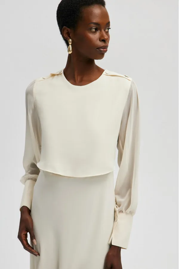 ROBE EN MOUSSELINE AVEC DÉTAILS AUX MANCHES ET CEINTURE À LA TAILLE.