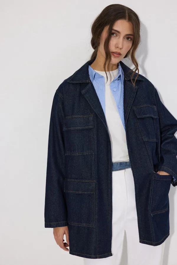 VESTE EN JEAN AVEC DÉTAIL DE CEINTURE