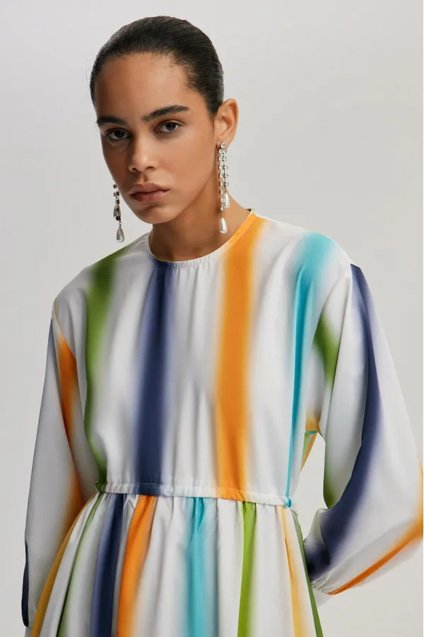 İNCİ DÜĞME DETAYLI BÜZGÜLÜ ELBİSE