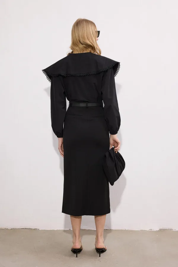 YAKASI İŞLEMELİ GÖMLEK