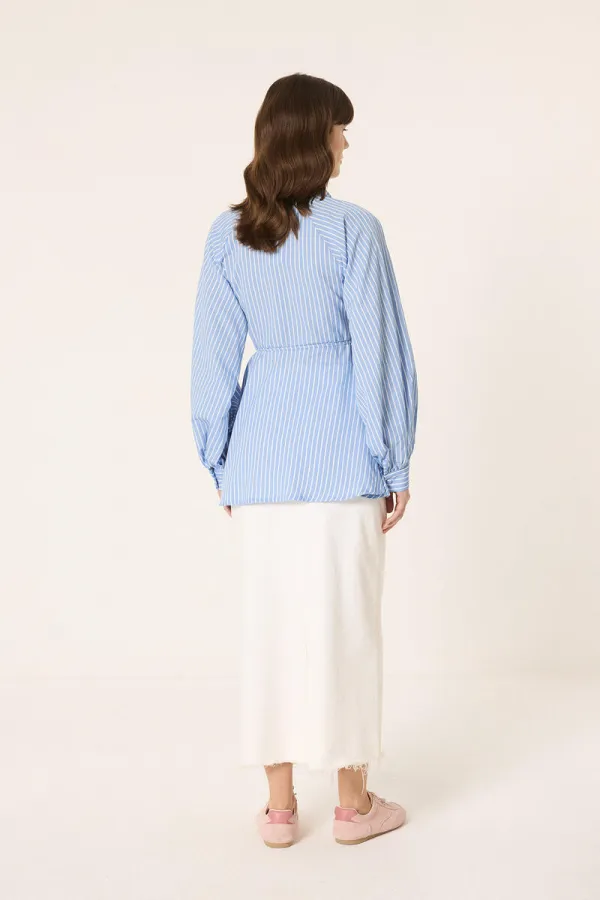 CHEMISE À RAYURES AVEC DÉTAILS DE BOUTONS