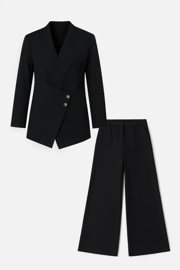 ENSEMBLE VESTE ET PANTALON ASYMÉTRIQUE AVEC DÉTAIL DE BOUTONS
