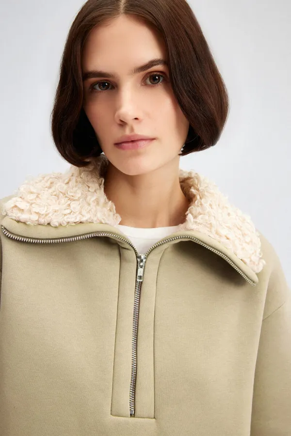 YAKASI KÜRKLÜ SWEATSHIRT YAKASI KÜRKLÜ SWEATSHIRT