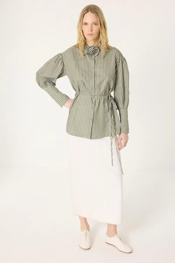 GÜL DETAYLI ÇİZGİLİ GÖMLEK