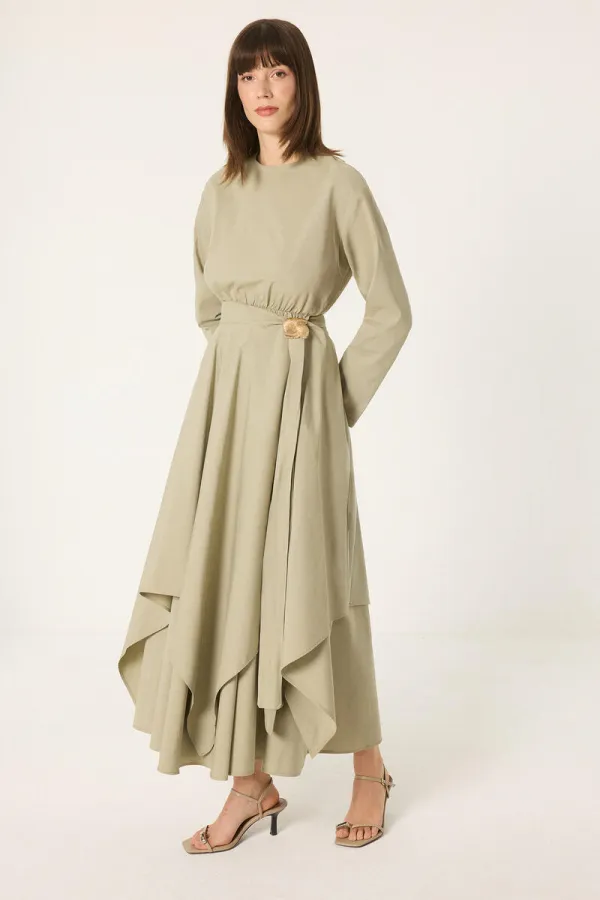 ROBE MAXI ASYMÉTRIQUE AVEC DÉTAIL DE BOUCLE DORÉE