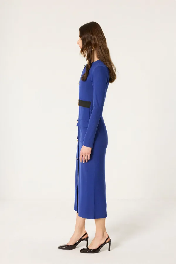 ROBE EN MAILLE AVEC BOUTONS ET CEINTURE DORÉS