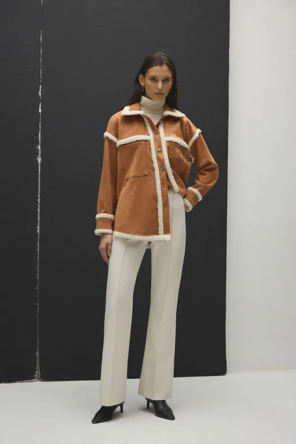 Chemise en daim avec détails en peluche