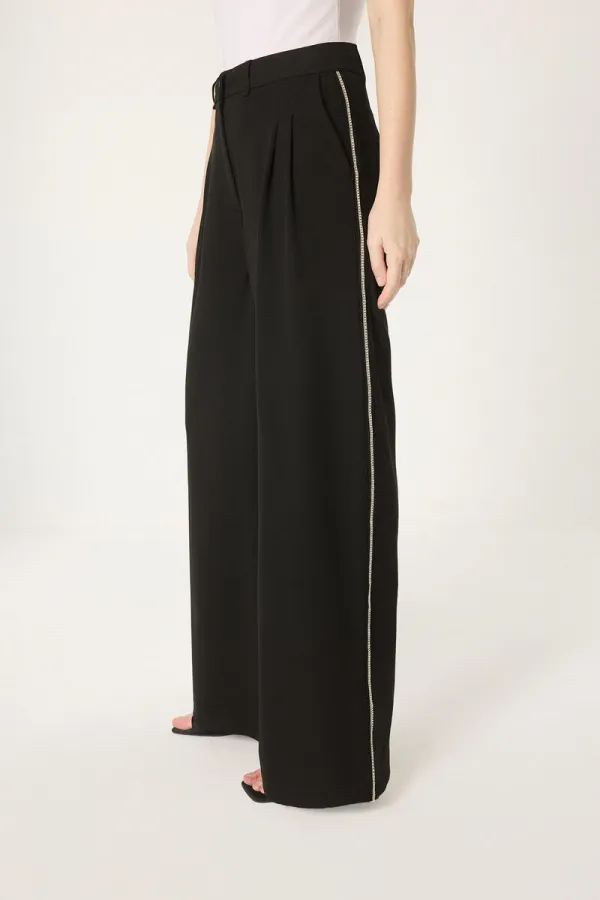 PANTALON AVEC DÉTAIL DE BANDE ORNÉE DE PIERRES