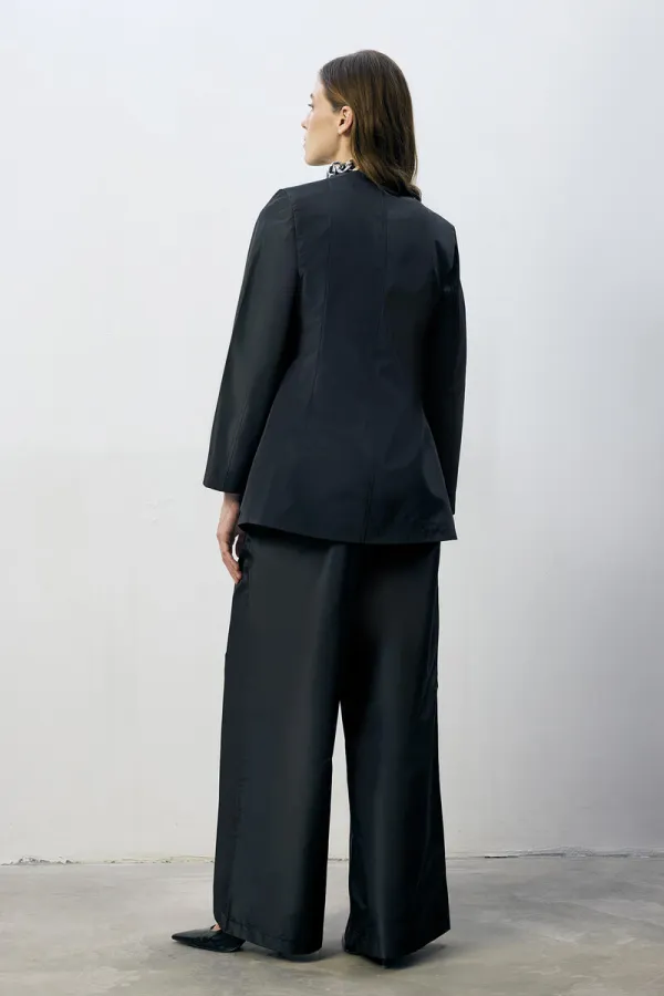 ENSEMBLE VESTE ET PANTALON ASYMÉTRIQUE AVEC DÉTAIL DE BOUTONS