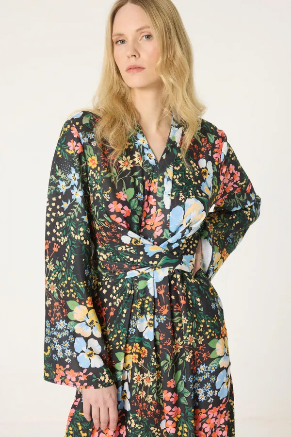 BELİ KUŞAKLI DESENLİ ELBİSE