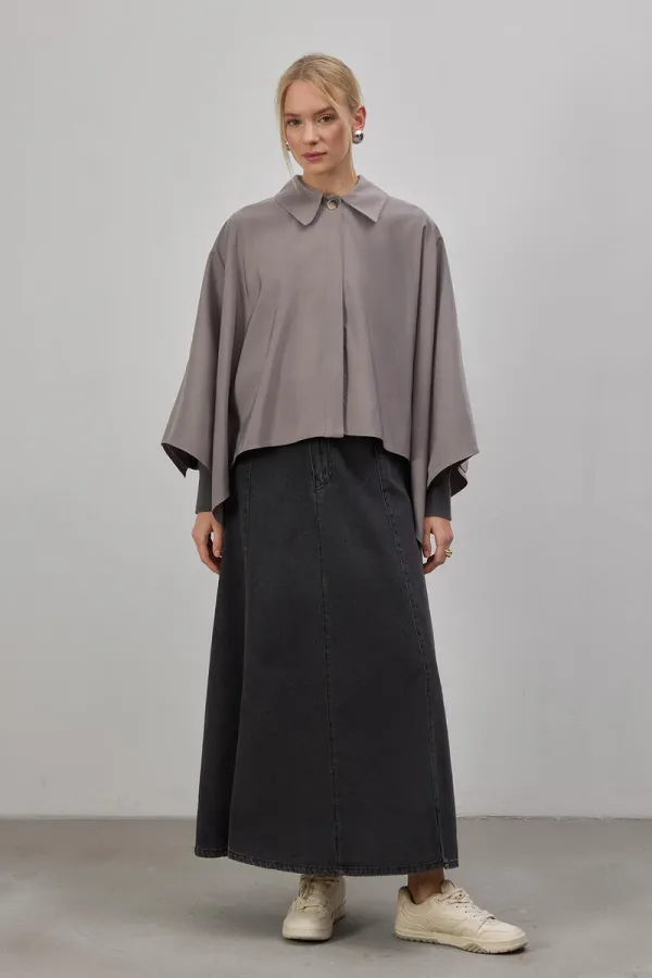 PONCHO COURT À COL ÉPIQUE