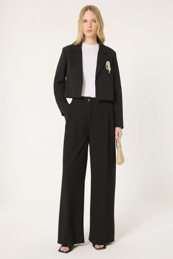 PANTALON AVEC DÉTAIL DE BANDE ORNÉE DE PIERRES