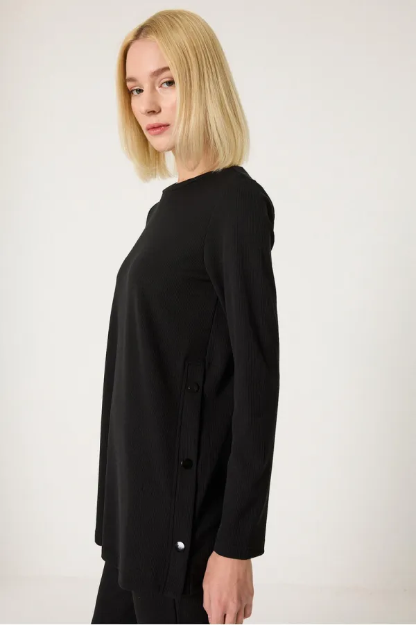 ENSEMBLE TUNIQUE ET PANTALON AVEC DÉTAIL DE BOUTONS-PRESSION