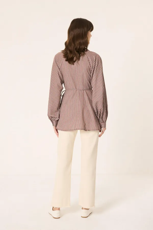 DÜĞME DETAYLI ÇİZGİLİ GÖMLEK