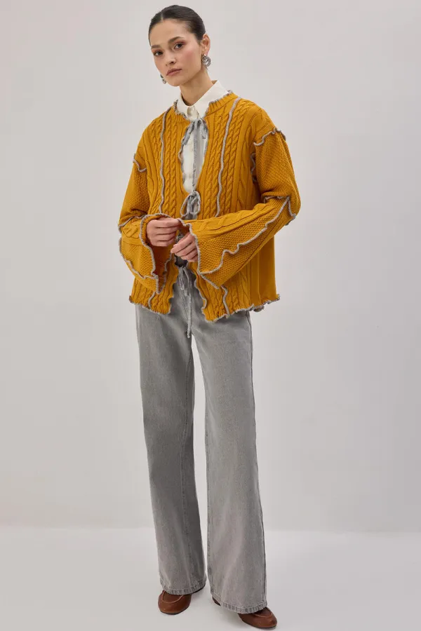 KONTRAST BİYELİ TRİKO HIRKA