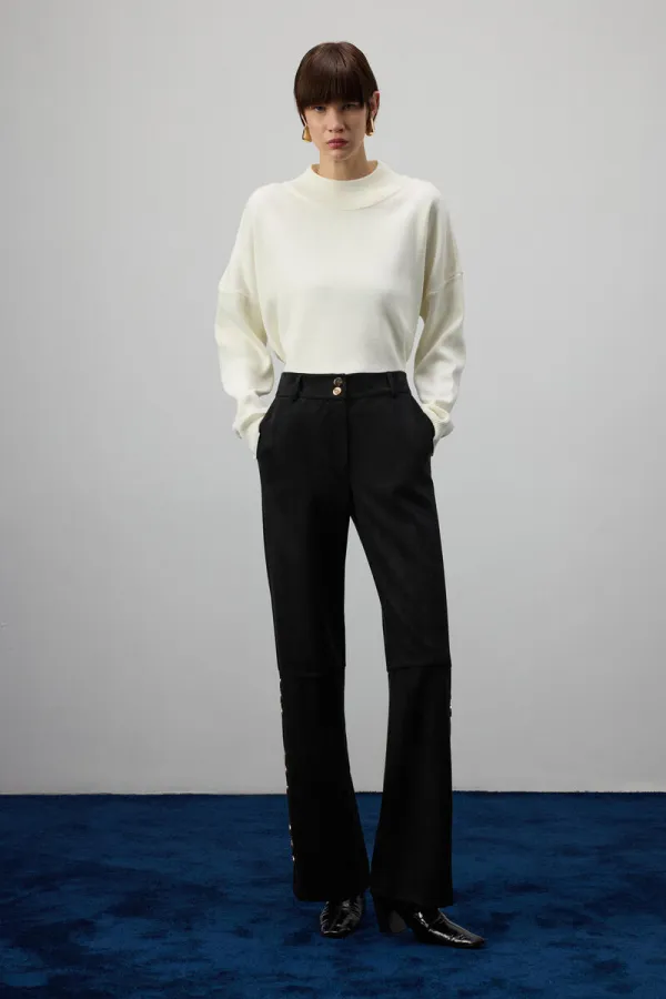 PANTALON EN DAIM À BOUTONS DORÉS