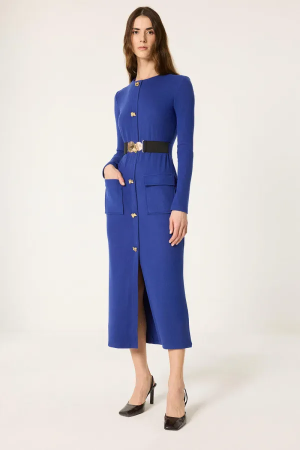 ROBE EN MAILLE AVEC BOUTONS ET CEINTURE DORÉS