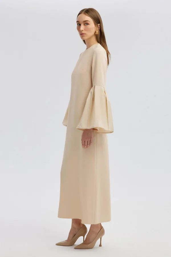 Robe en taffetas avec détails aux manches