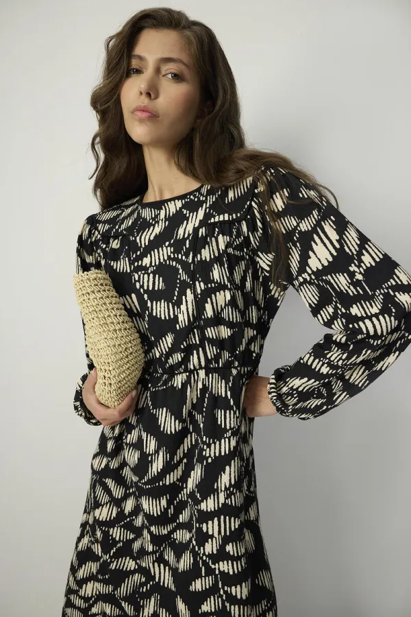 BELİ LASTİKLİ DESENLİ ELBİSE