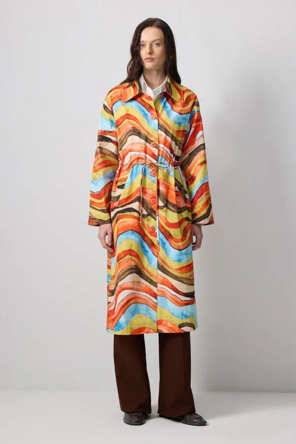 ABSTRACT PATTERNED TRENCH COAT WITH GATHERED WAIST.