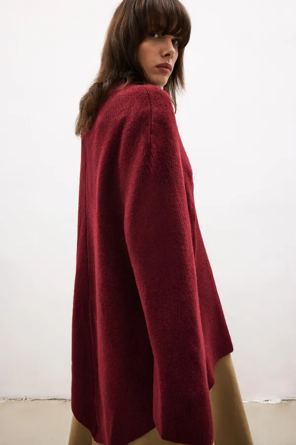 PONCHO EN MAILLE À BOUTONS DORÉS